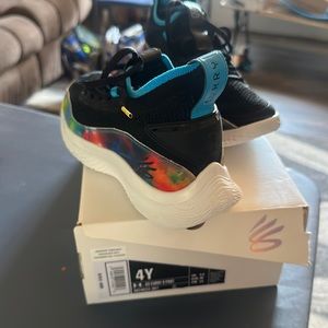 GS Curry print. Size 4Y, brand new with box.